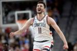 UConn delivers early knockout punch in rout of Arkansas
