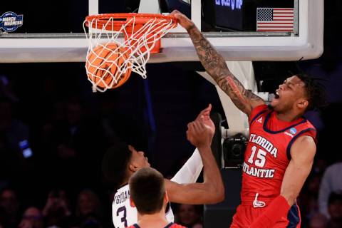 Florida Atlantic's Alijah Martin (15) shoots over Kansas State's David N'Guessan (3) in the fir ...