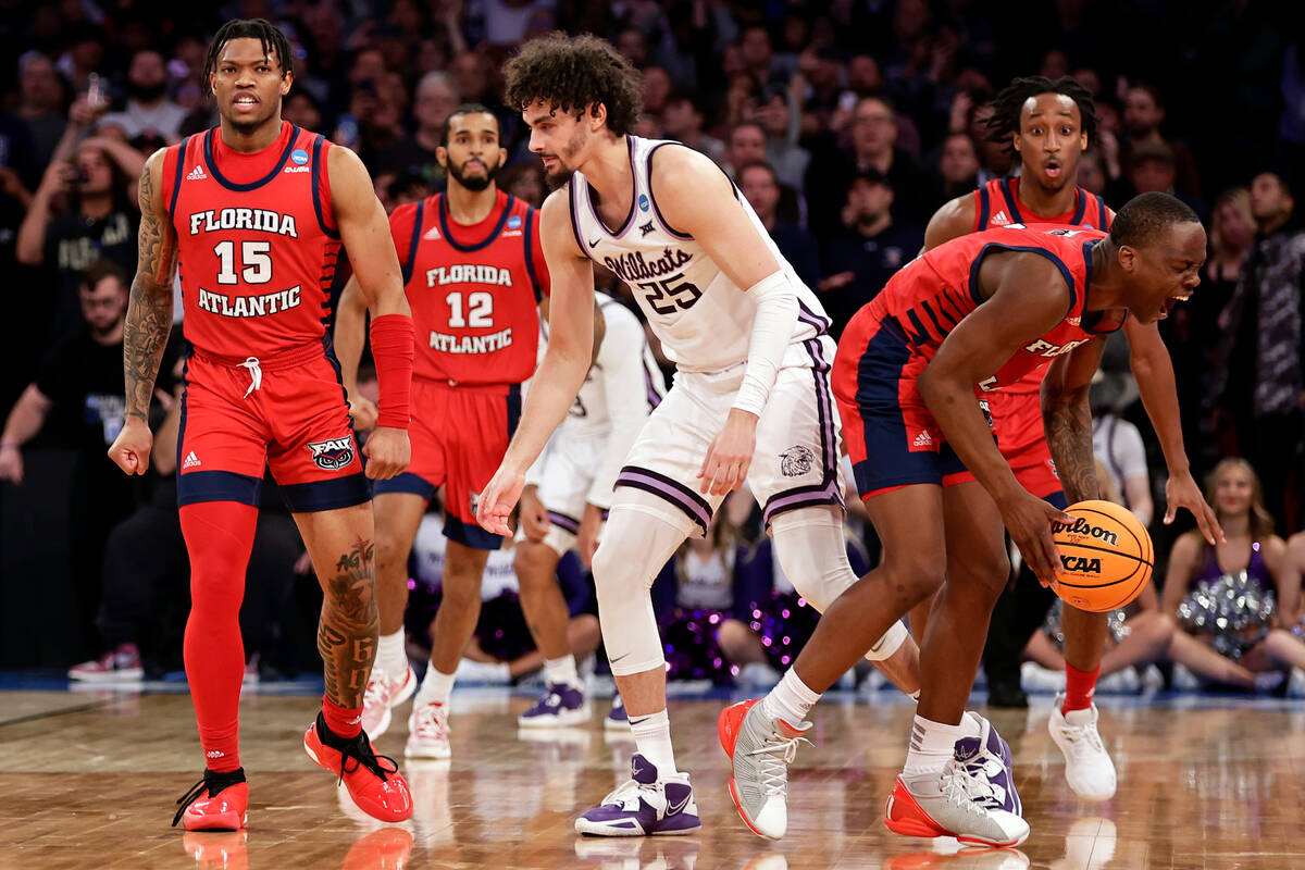 Florida Atlantic guard Johnell Davis, right, reacts after taking the ball from Kansas State for ...