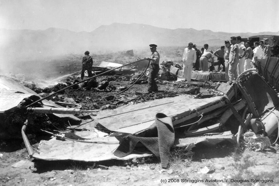 Petugas penyelamat menyaring puing-puing United Air Lines Penerbangan 736 pada 21 April 1958. Tabrakan ski ...