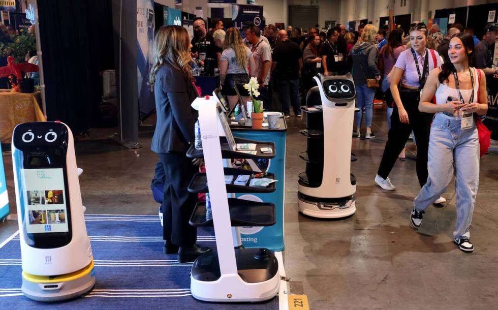 Robot pengiriman makanan dan minuman berinteraksi dengan pengunjung konvensi di stan ToDo Robotics di B...