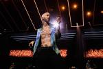 Maroon 5 gets a lift from Usher in Strip premiere