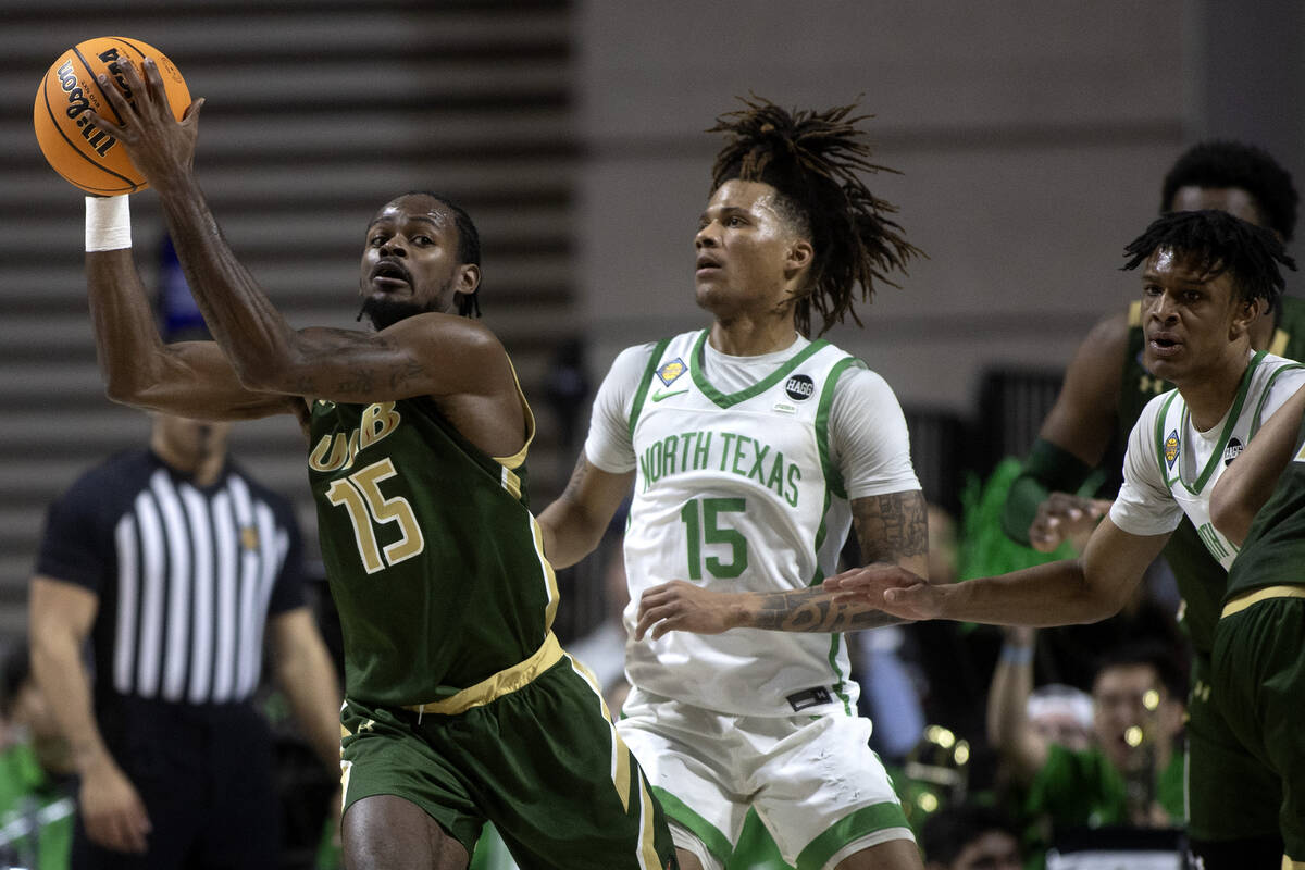 UAB Blazers forward Ty Brewer (15) looks to pass while North Texas Mean Green guard Rubin Jones ...