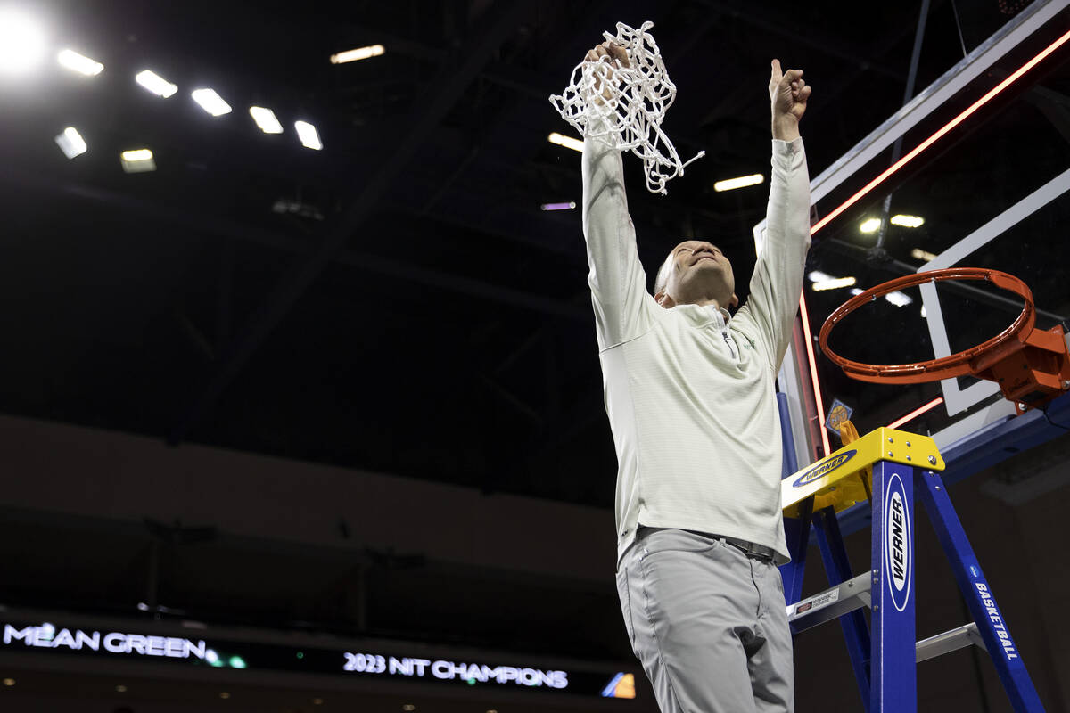 North Texas Mean Green head coach Grant McCasland holds up the net after his team won the Natio ...