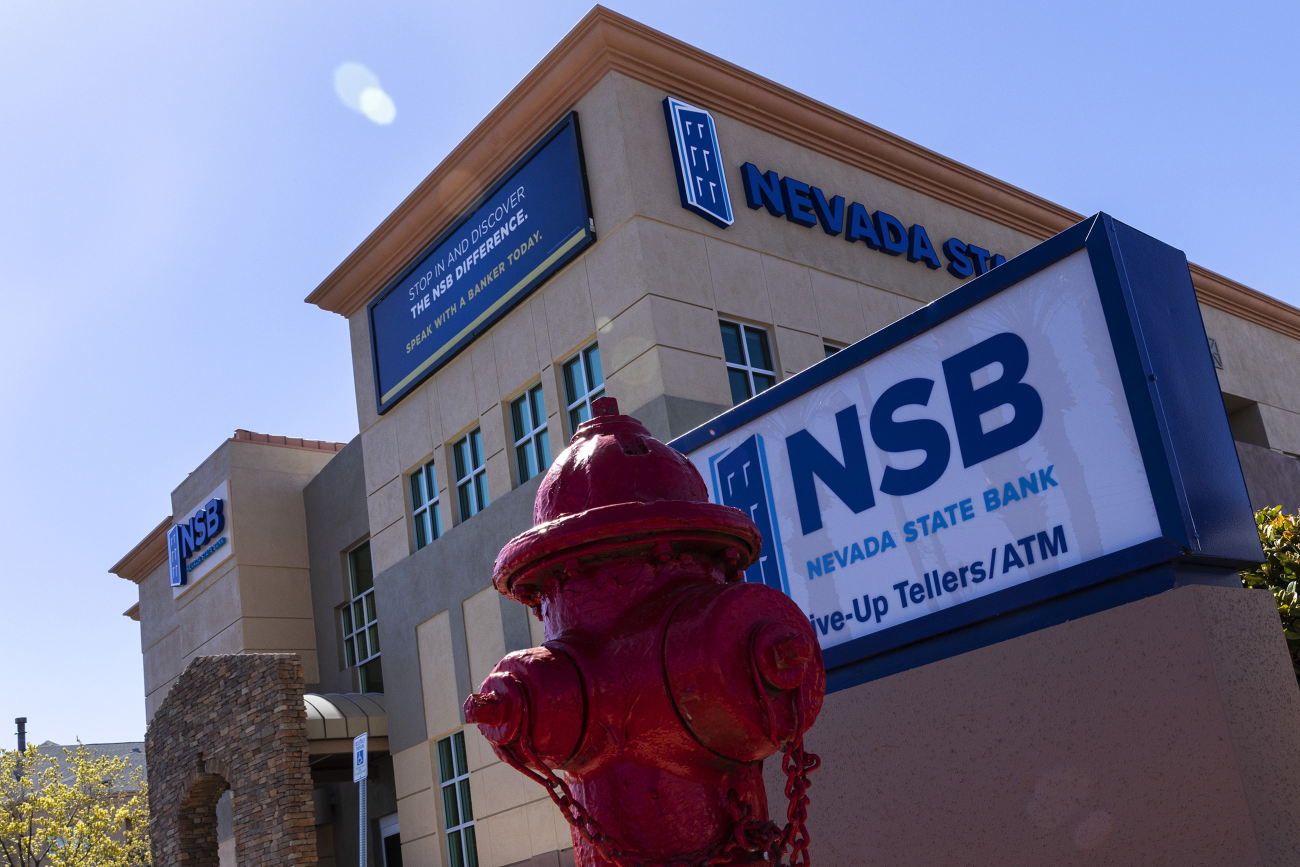 Setelah dua bank besar ambruk, bank-bank regional di Nevada berusaha meredakan kekhawatiran