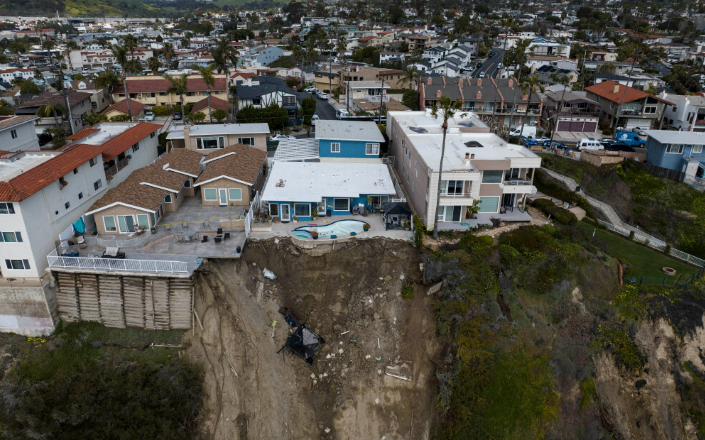 Tebing California Selatan runtuh, puluhan dievakuasi — FOTO