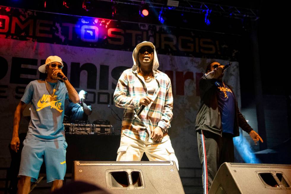 Bizzy Bone, dari kiri, Wish Bone dan Layzie Bone of Bone Thugs n Harmony tampil di Iron Ho ...