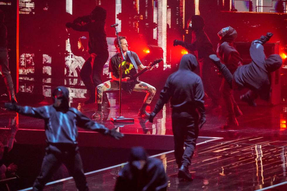 Matt Bellamy dari band Muse tampil di European MTV Awards 2022 di Düsseldorf, Jerman...