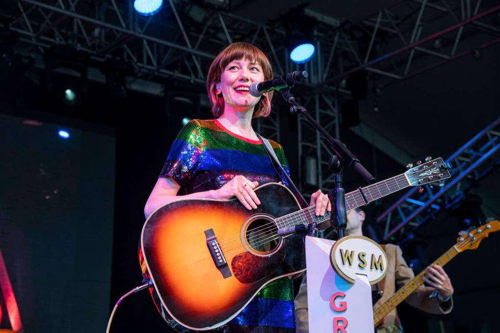 Molly Tuttle tampil selama pertunjukan Grand Ole Opry di Festival Musik dan Seni Bonnaroo ...