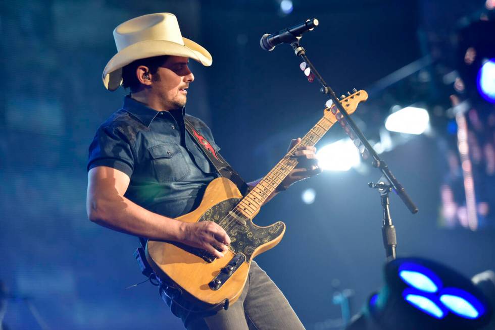 FILE - File foto 24 Februari 2018 ini menunjukkan Brad Paisley tampil di Rosemont, Illinois.  Penulis lagu...
