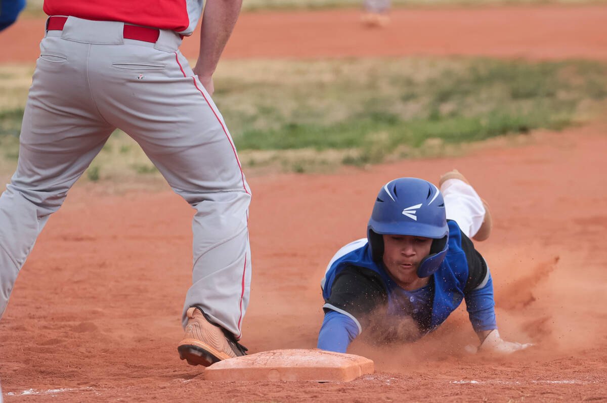 Desert Pines' Kevin Ruiz (7) jumps back to first base while playing Doral Academy during a base ...