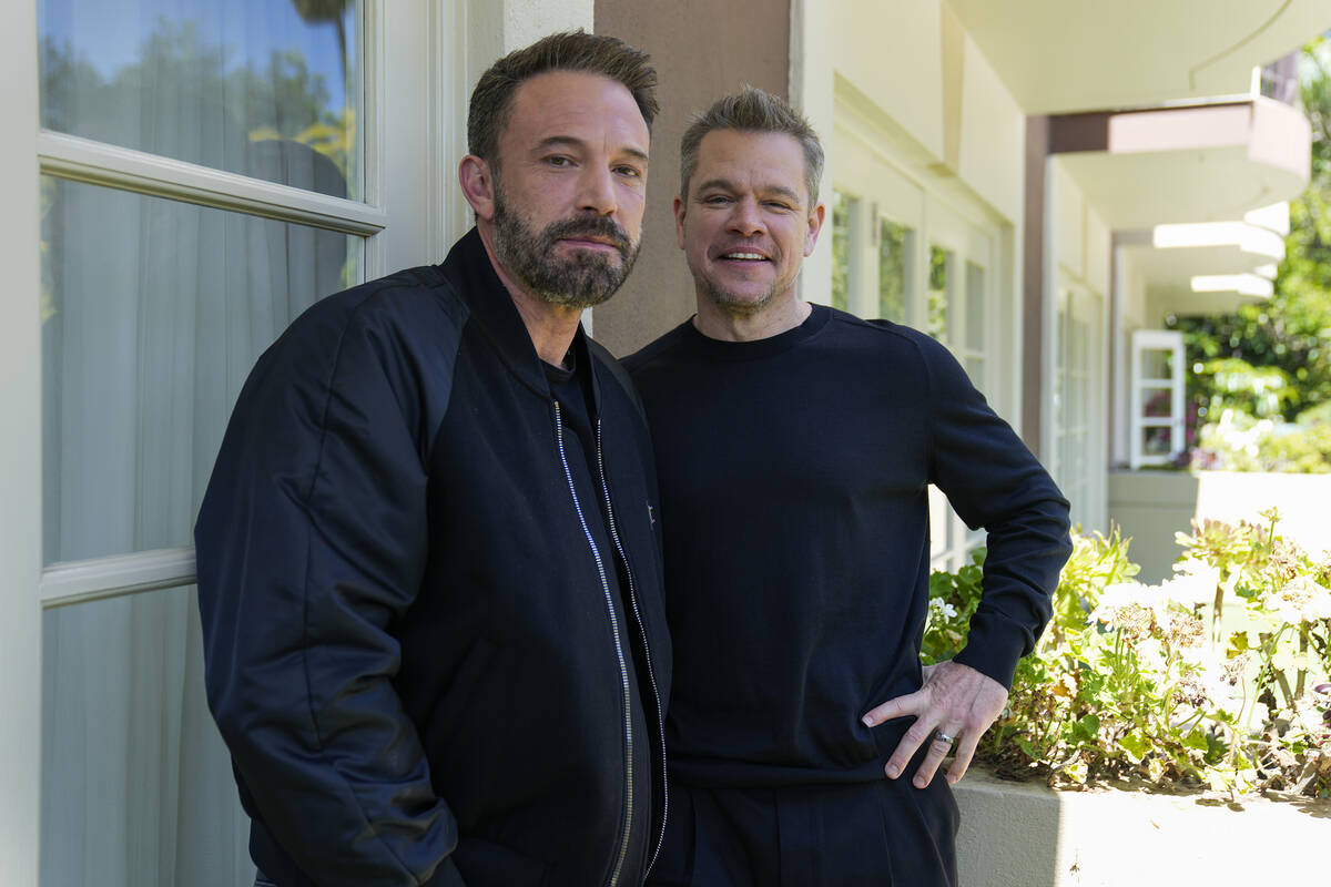Ben Affleck, Matt Damon terbang tinggi dengan bantuan dari Michael Jordan