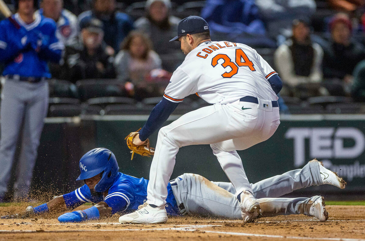 Dodgers infielder Yonny Hernández (4) slides in safely fort a run as Aviators pitcher Bryc ...