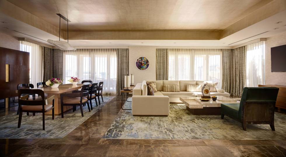 Ruang tamu dan ruang makan di Nobu Villa, terletak di Hotel Nobu di Caesars Palace.  (Batang...