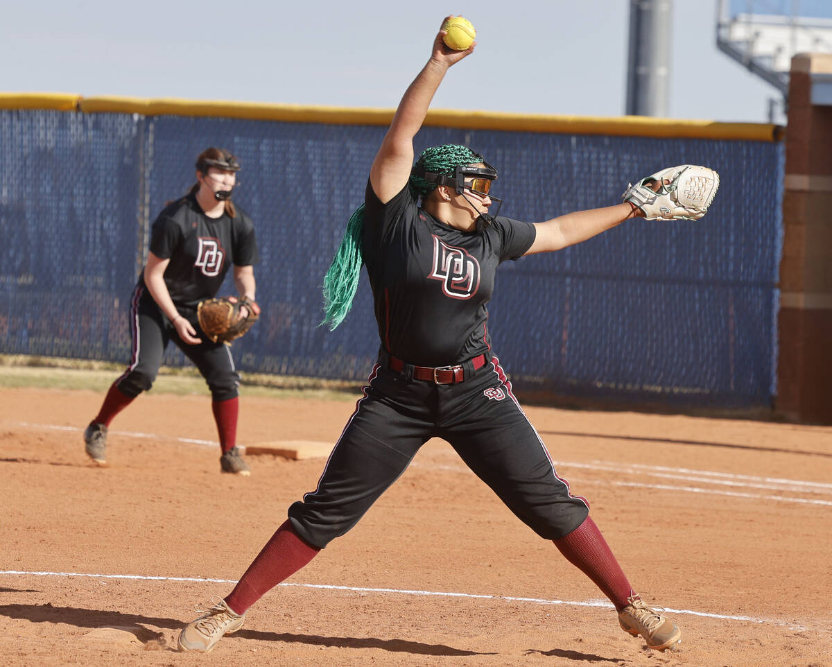 Desert Oasis' Yalaya Medina (24) delivers during the fifth inning of a softball game abasing Ce ...