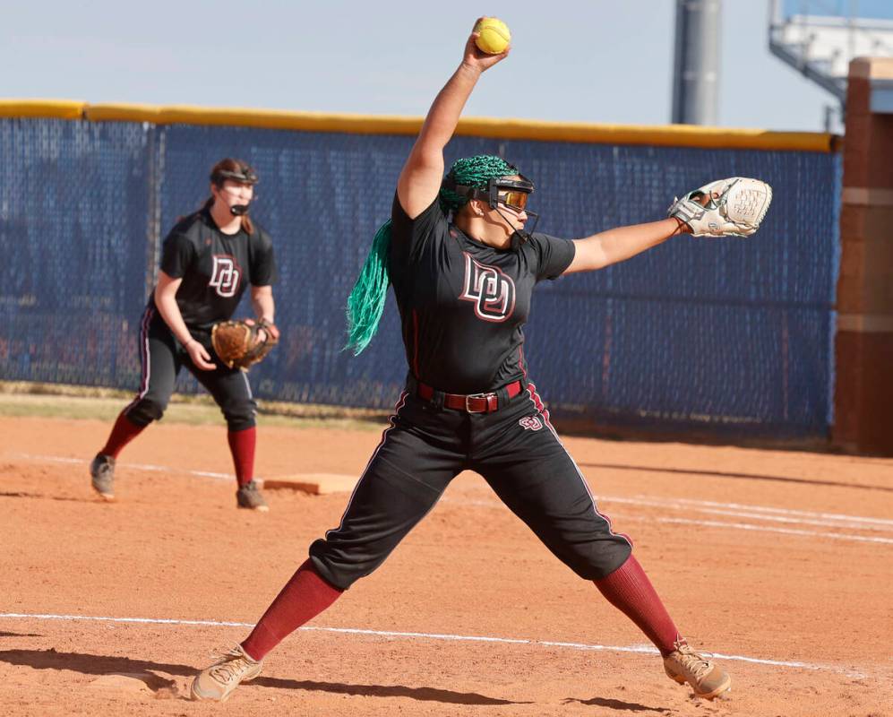 Desert Oasis' Yalaya Medina (24) delivers during the fifth inning of a softball game abasing Ce ...