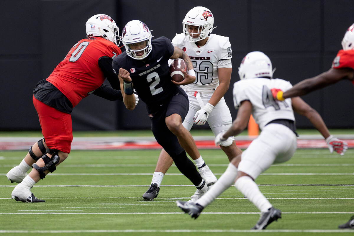 Quarterback Doug Brumfield (2) runs the ball while defensive back Rashod Tanner (41) runs to de ...