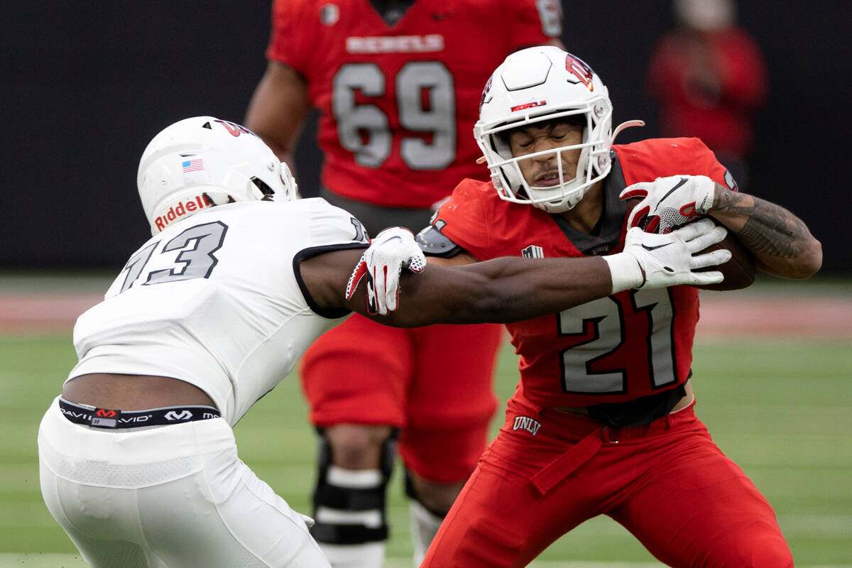 Offensive linebacker Jordan Eubanks (13) makes contact with running back Spencer Briggs (21) wh ...