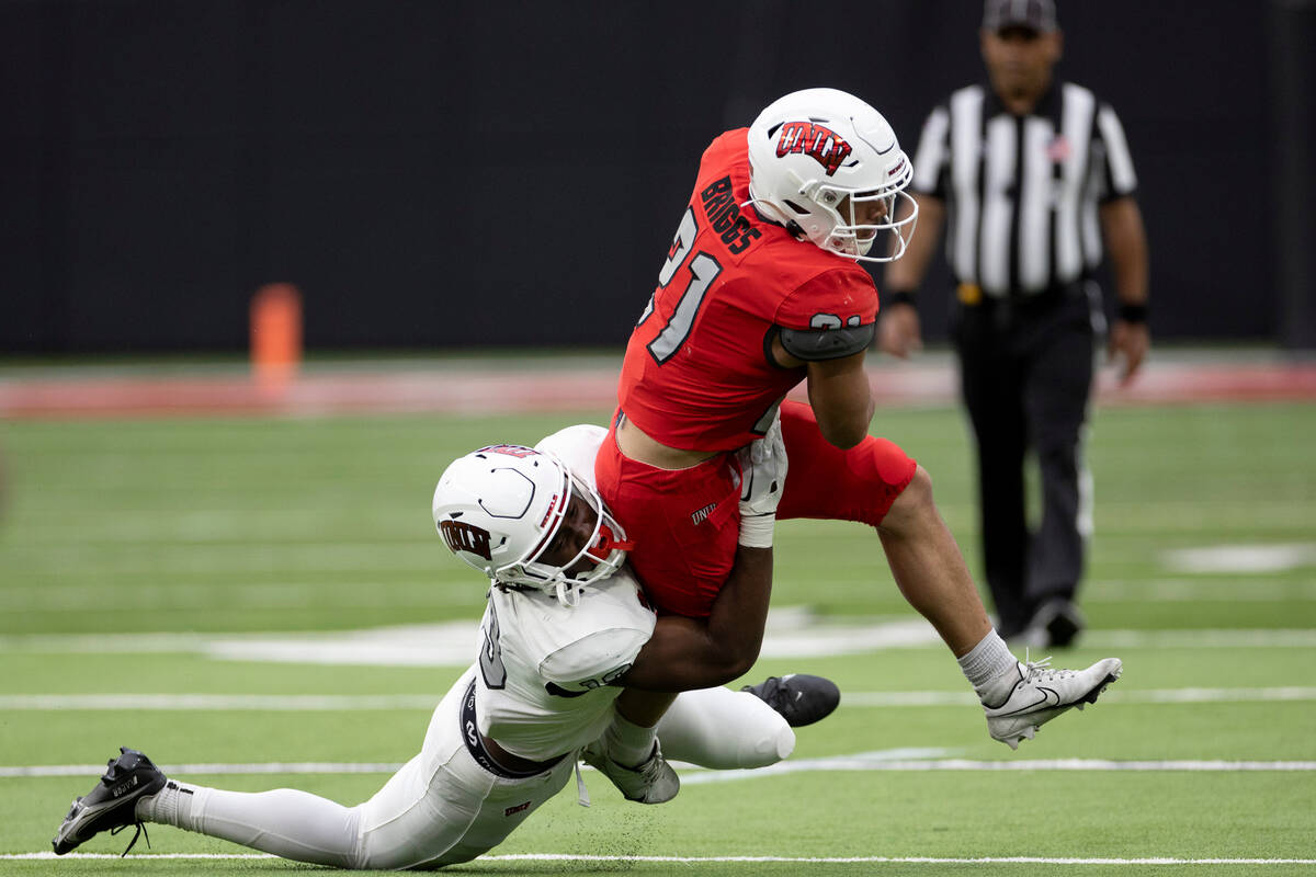 Offensive linebacker Jordan Eubanks (13) takes down running back Spencer Briggs (21) during the ...