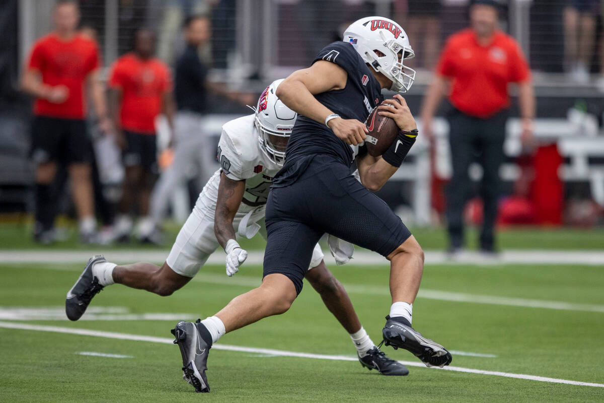 UNLV defensive back Daego Albert (40) pressures quarterback Jayden Maiava (4) during the first ...
