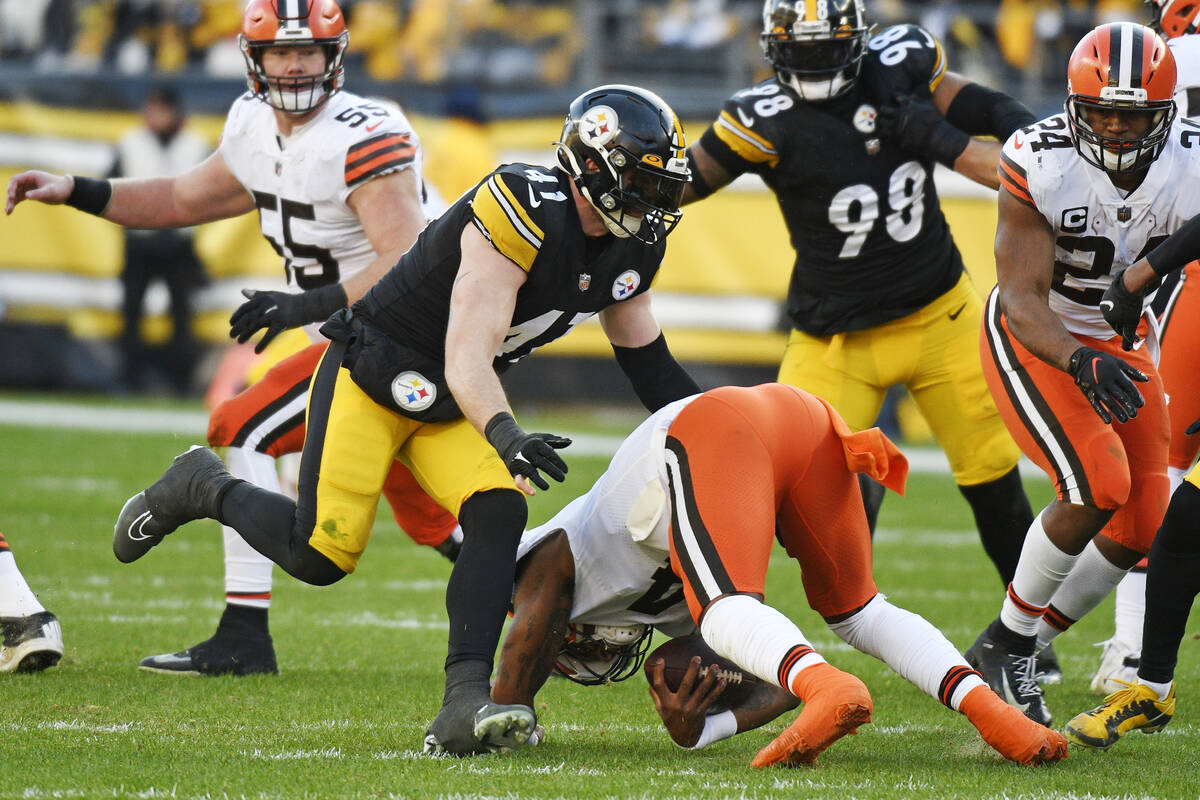 Cleveland Browns quarterback Deshaun Watson (4) eludes a tackle-attempt by Pittsburgh Steelers ...