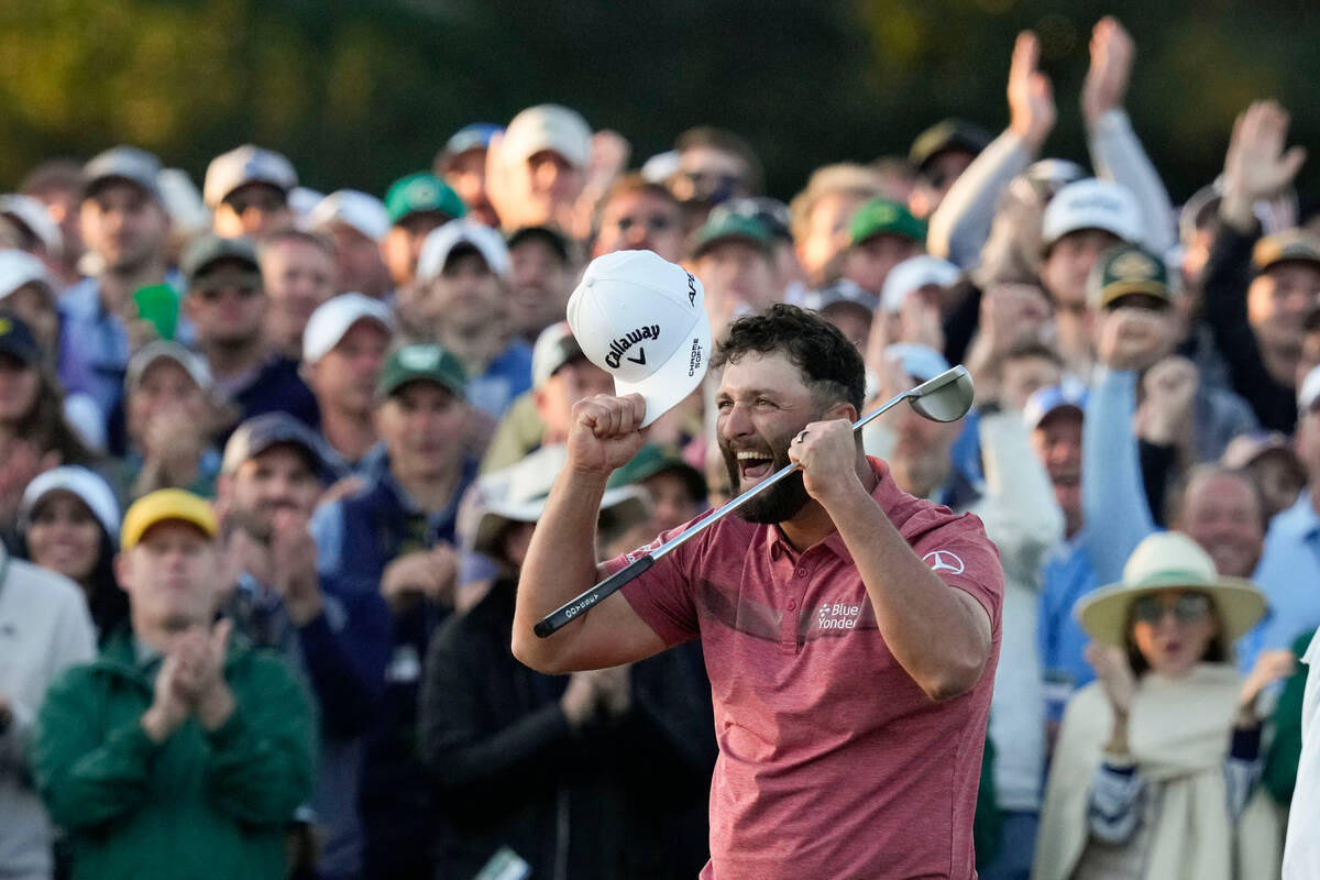 El español John Rahm celebra el green 18 tras ganar el torneo de golf Masters en...