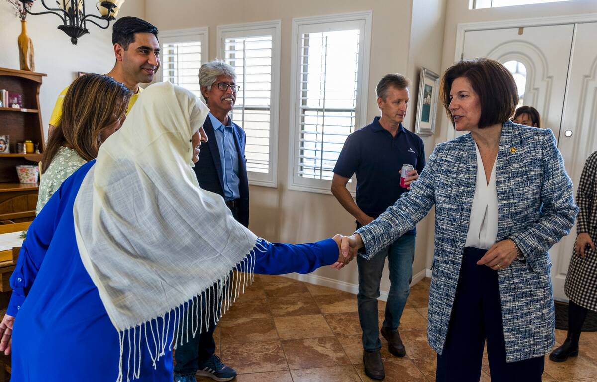 Senator Cortez Masto bertemu dengan keluarga Afghanistan yang dia bantu bersatu kembali