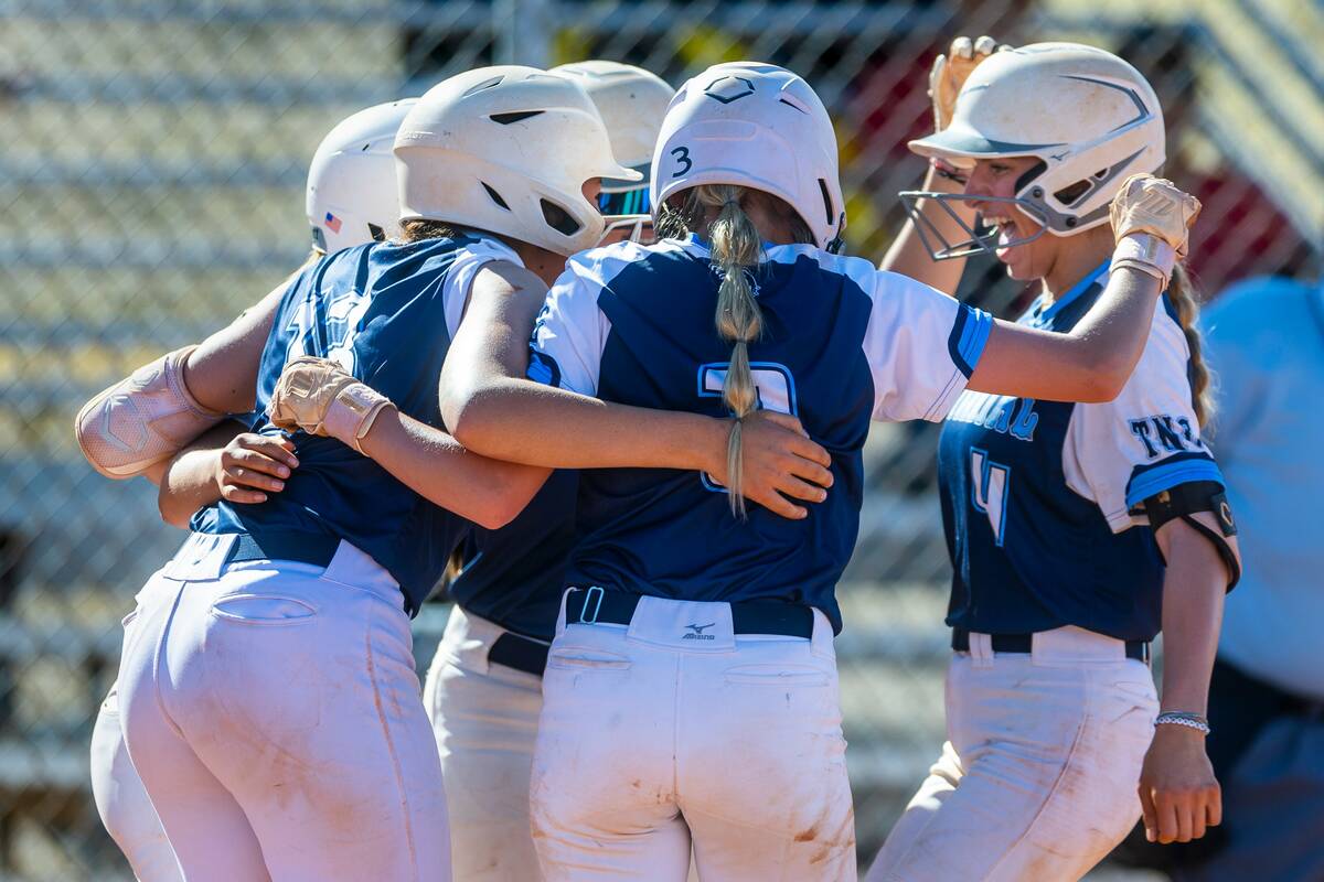 Softball seratus tahun meledakkan Liberty di belakang grand slam — FOTO