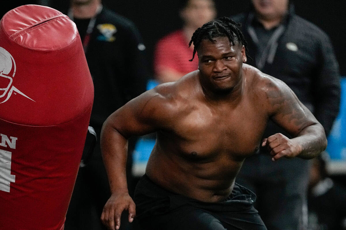 Jalen Carter mengunjungi Raiders di Henderson
