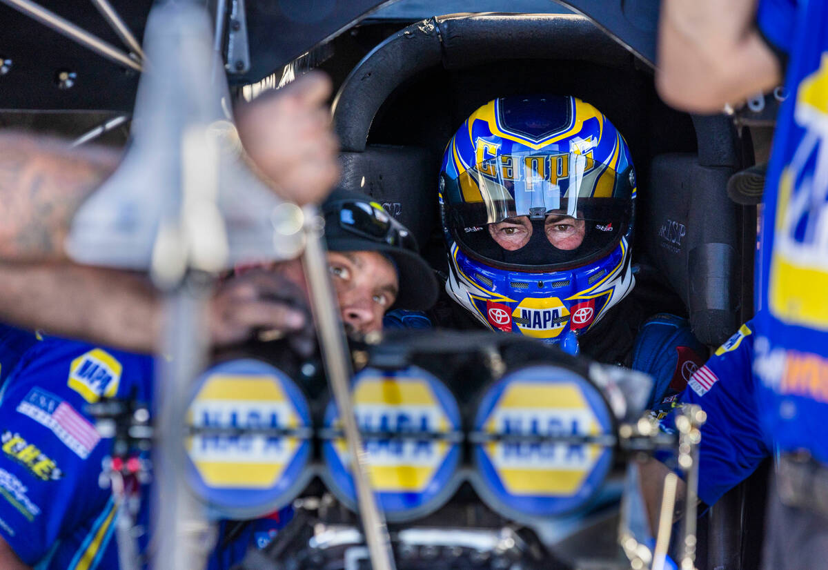 NHRA Ron Capps mengulangi hal yang langka saat kompetisi memanas