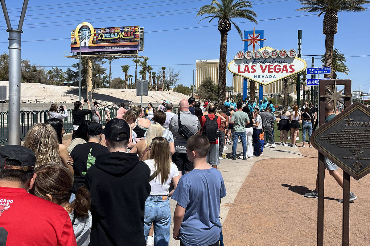 A long line at the "Welcome to Las Vegas" sign. (Justin Razavi/Las Vegas Review-Journal)