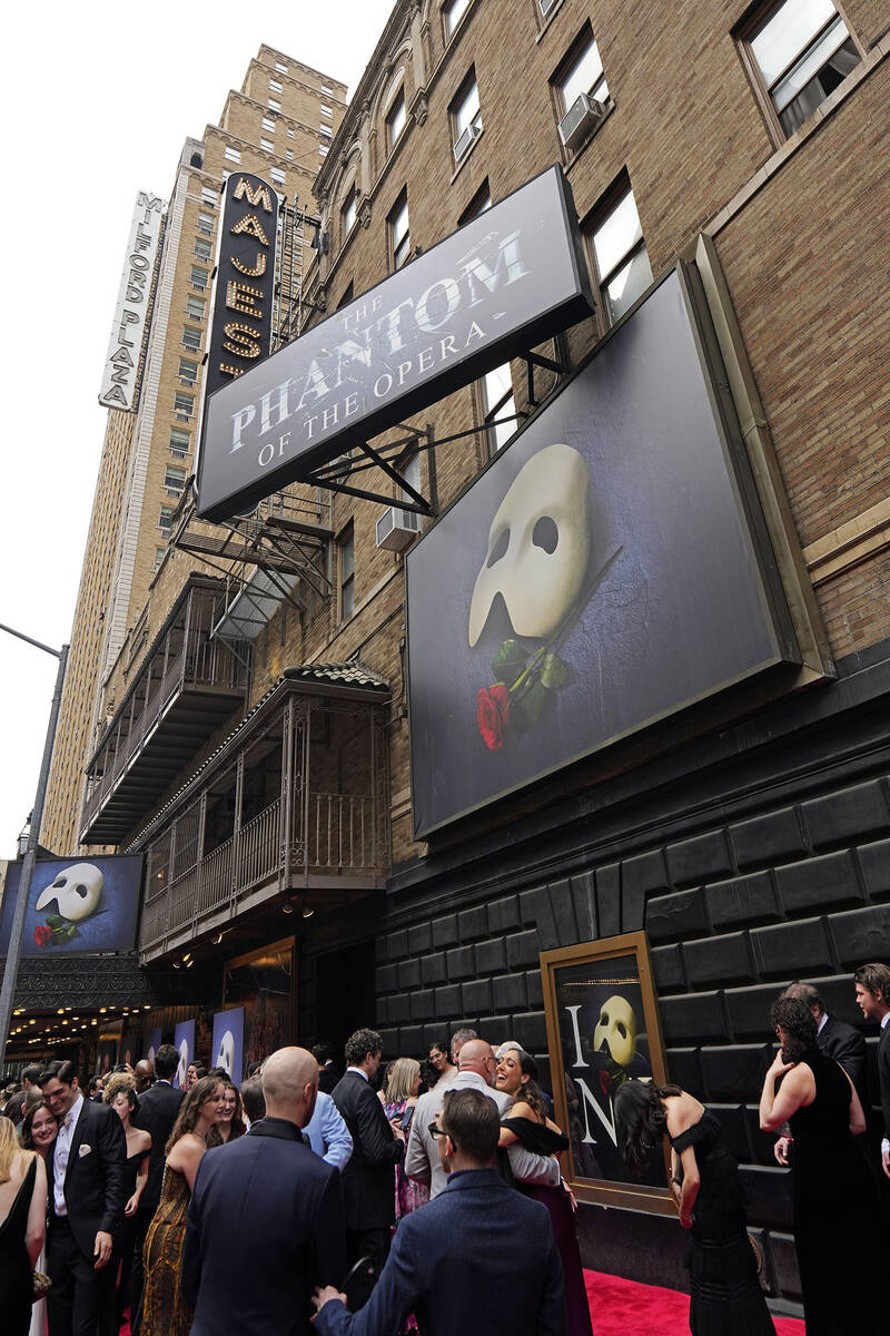 Theatergoers attend "The Phantom of the Opera," final Broadway performance at the Maj ...