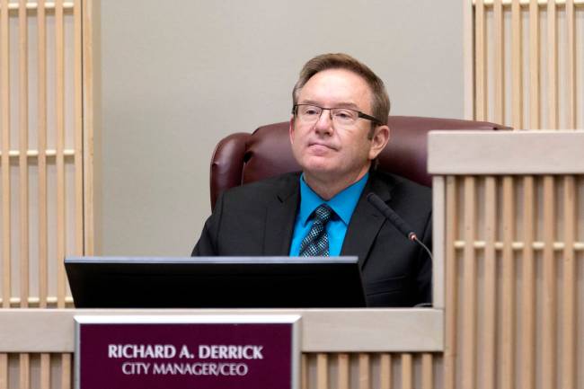 Manajer Kota Henderson Richard Derrick mendengarkan komentar publik selama sidang Dewan Kota…