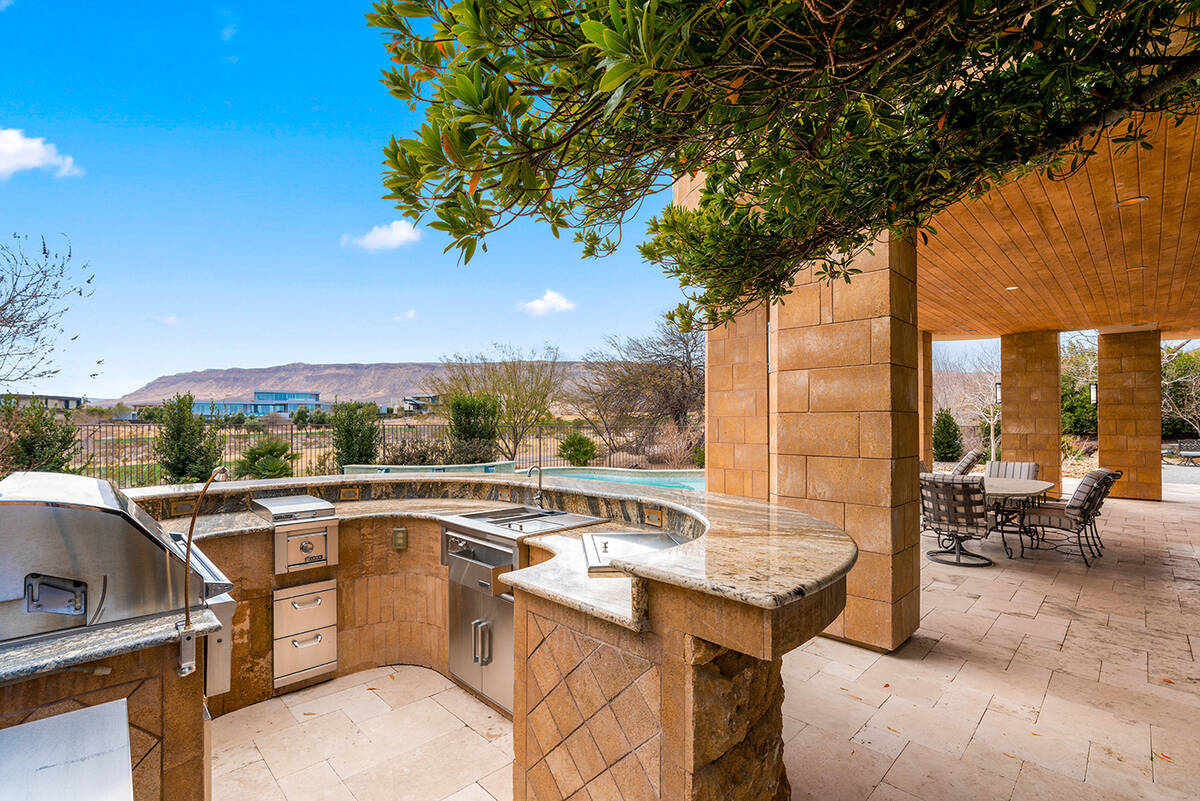 The outdoor kitchen. (IS Luxury)