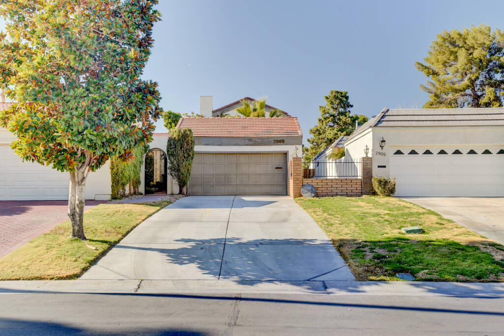 Poker player Phil Hellmuth has listed his home in Las Vegas Country Club for $525,000.(Coldwell ...