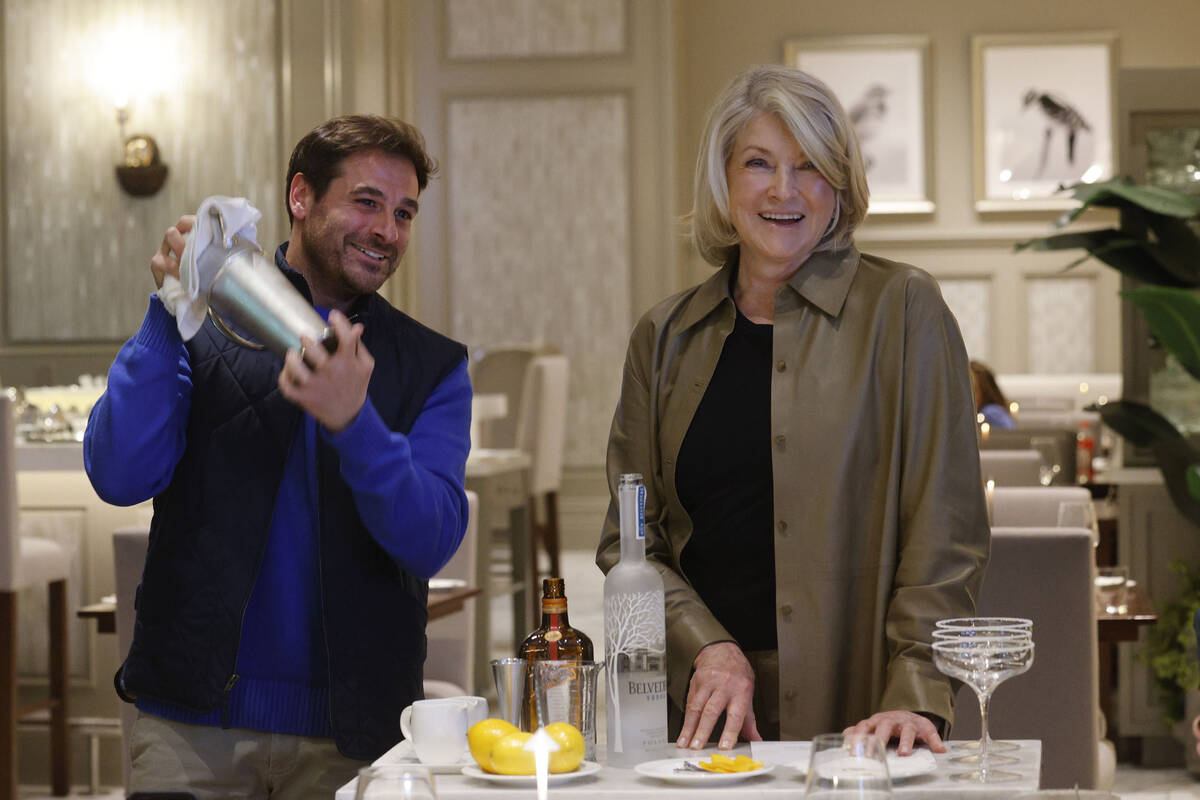 Martha Stewart berperan sebagai bartender di restorannya di Las Vegas Strip