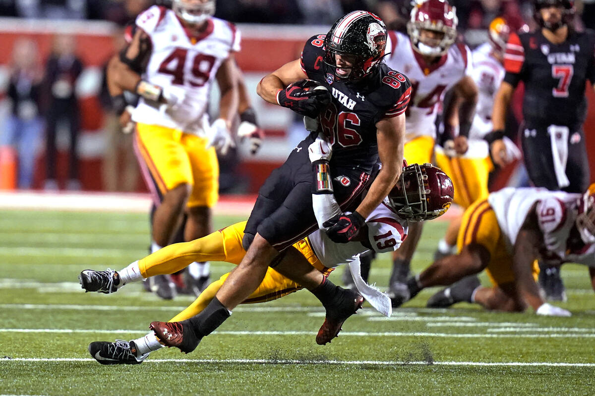 Utah tight end Dalton Kincaid (86) is tackled by Southern California defensive back Jaylin Smit ...