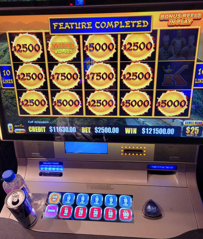 Seorang pemain slot memenangkan jackpot $121.500 di Caesars Palace di Las Vegas pada Sabtu, 22 April 2023.  ...