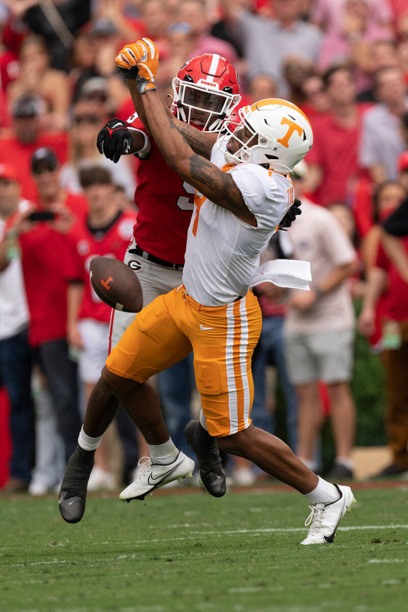 Georgia defensive back Jaheim Singletary (9) breaks up a pass intended for Tennessee wide recei ...