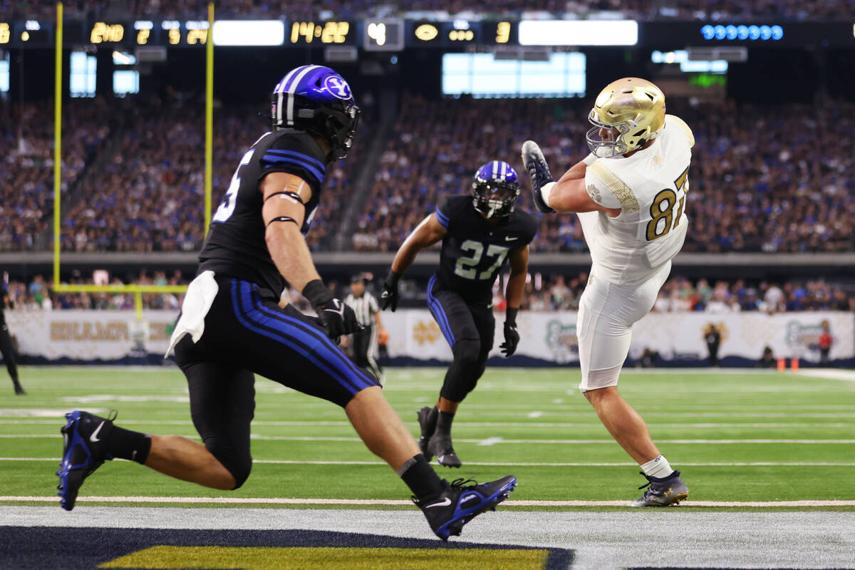 Notre Dame Fighting Irish tight end Michael Mayer (87) makes a touchdown catch during the first ...