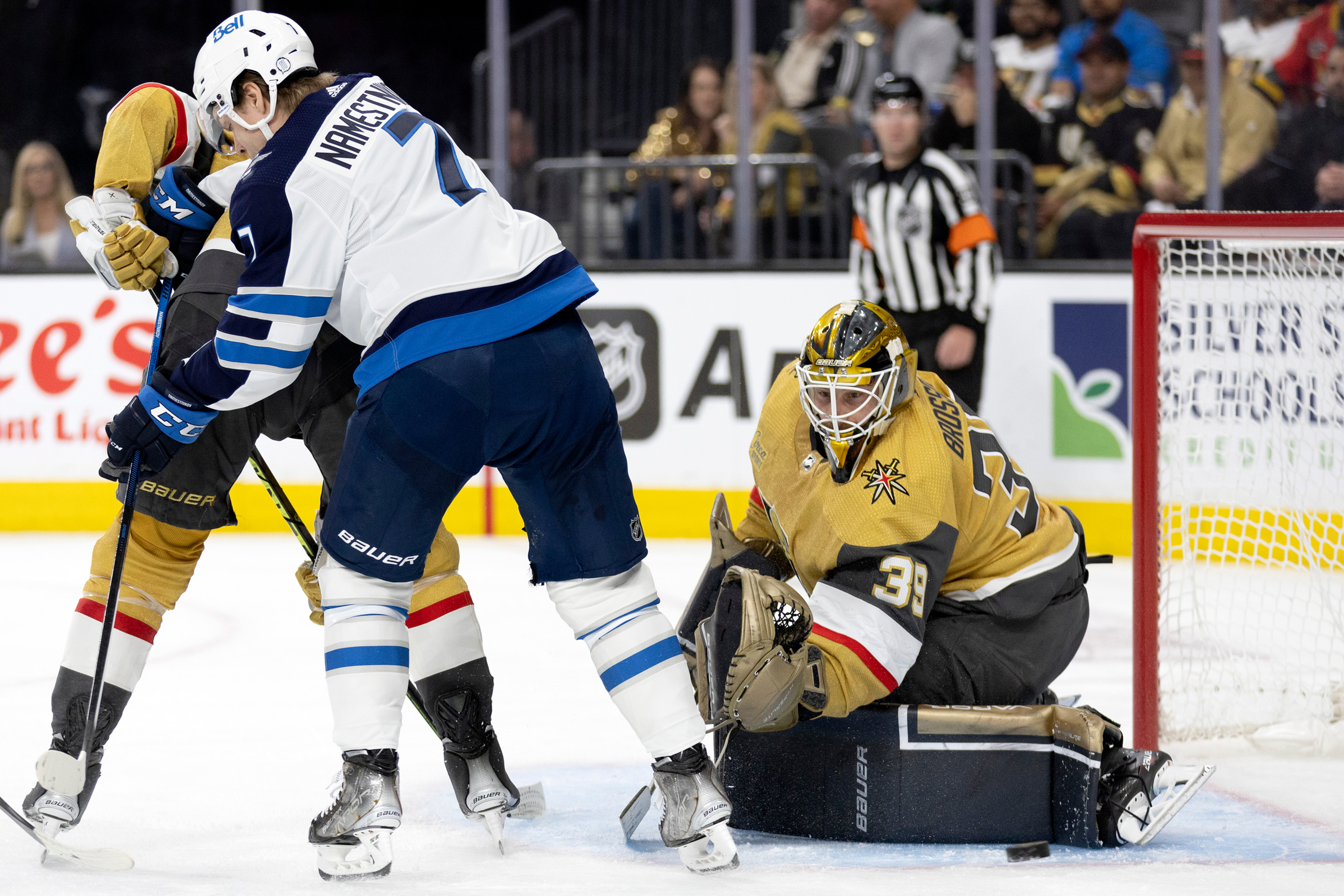 Laurent Brossoit dari Golden Knights, Connor Hellebuyck dari Jets saling berhadapan