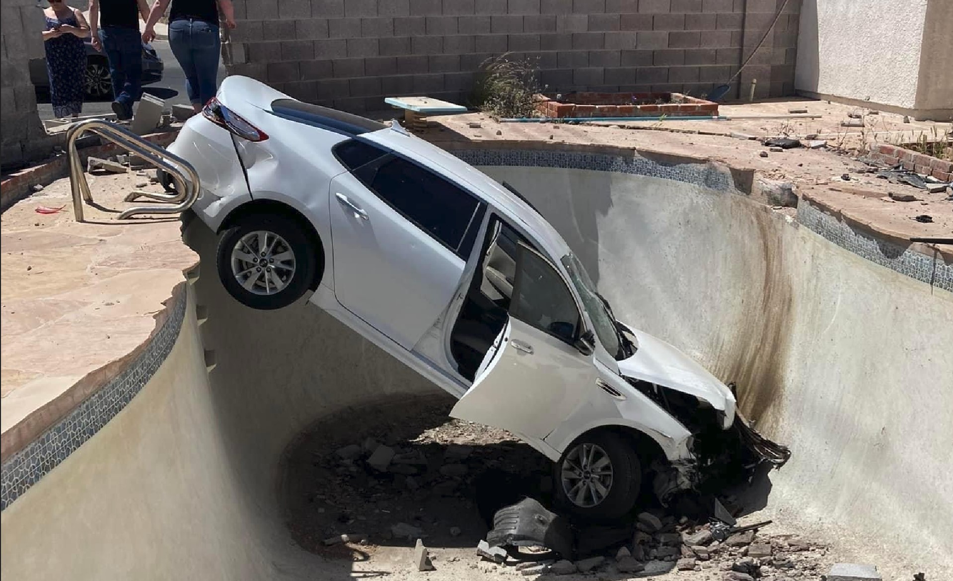 Mobil menabrak kolam renang di pusat kota Las Vegas