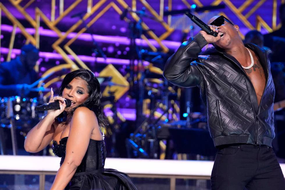 Ashanti dan Ja Rule tampil di Soul Train Music Awards di Teater Apollo pada hari Sabtu, N ...