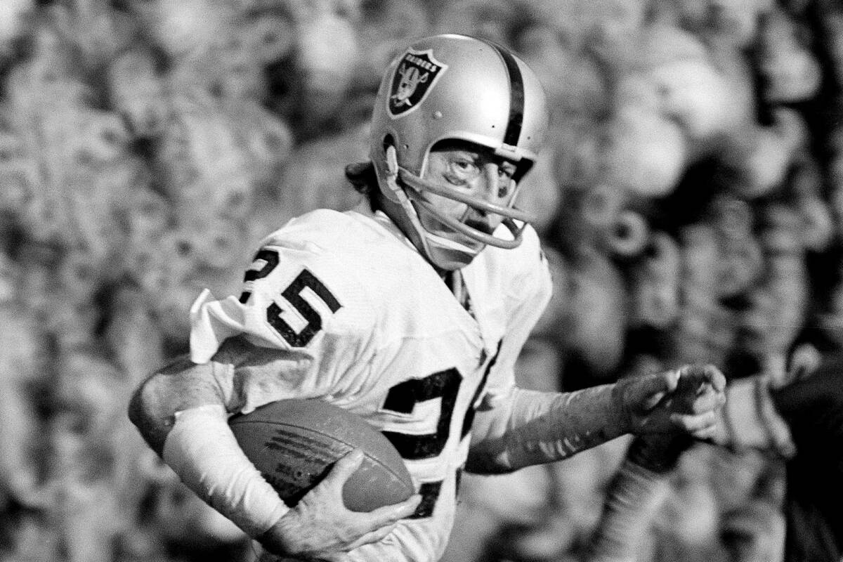 FILE - Oakland Raiders wide receiver Fred Biletnikoff (25) runs with a pass he caught against t ...