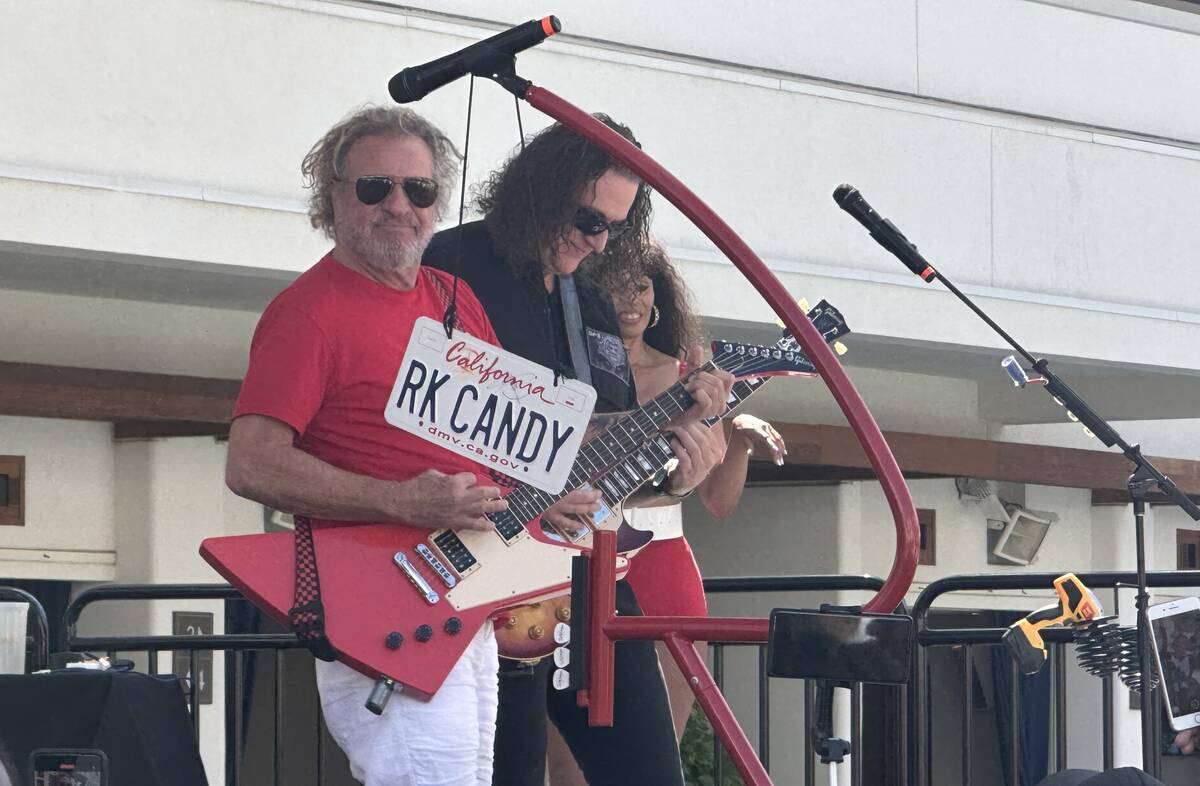 Sammy Hagar dari Van Halen bermain dengan band penghormatan di kolam SOAK