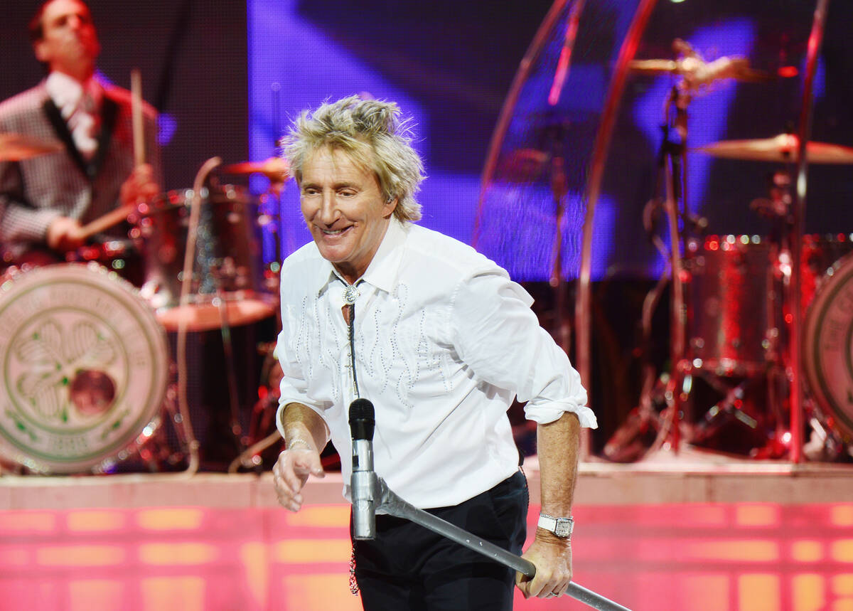 Rod Stewart stuns wedding couple on Las Vegas Strip