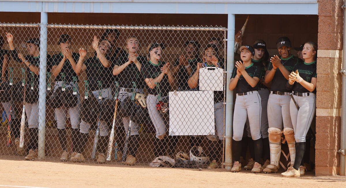 Palo Verde cheers during the first inning of a softball game against Centennial in the Class 5A ...