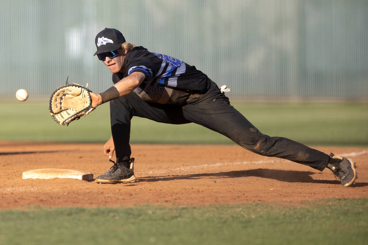 Basic’s Cooper Sheff lunges to catch for an out on Desert Oasis during a high school Cla ...