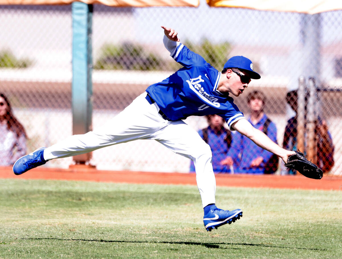 Bishop Gorman High's Billy Scaldeferri (11) dives to catch the ball against Desert Oasis High d ...