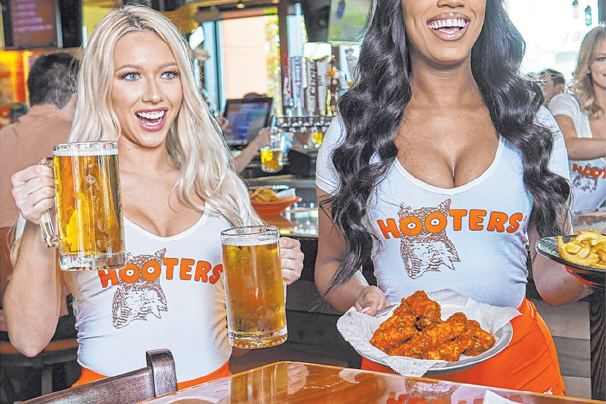 hooters restaurant food